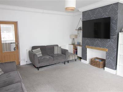 SPACIOUS LIVINGROOM